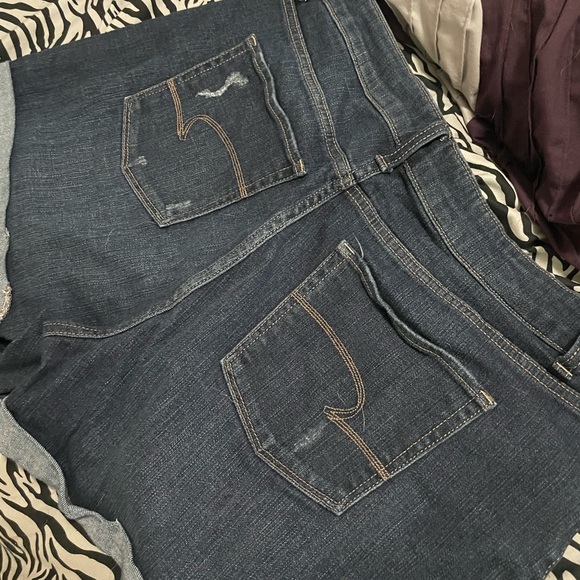 Like new size 16 Jean shorts - Picture 3 of 4